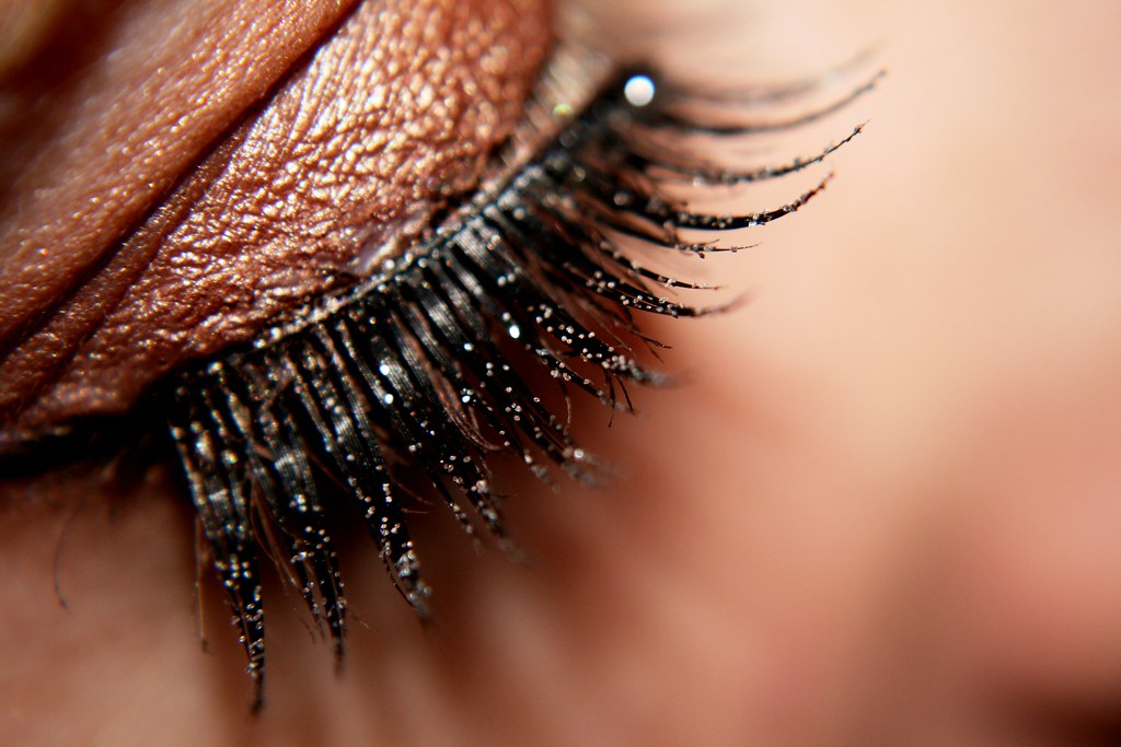 The Pros and Cons of False Eyelashes